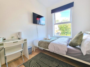 Easy Rooms, London Luton Airport -24 HOUR CHECK-IN